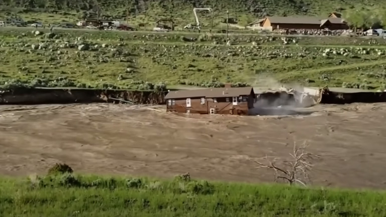 Σπίτι ταξιδεύει σε ποτάμι