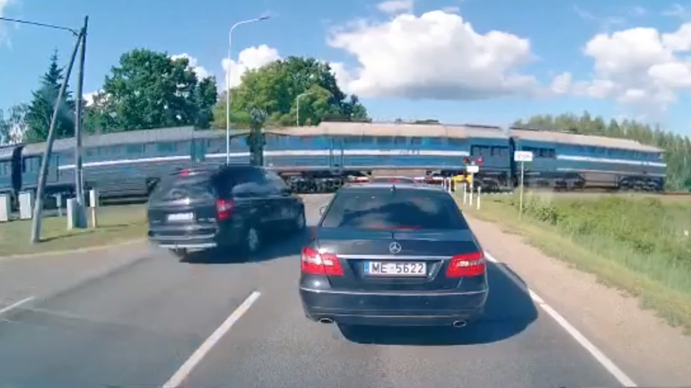 Ένα αυτοκίνητο πέφτει πάνω σε ένα τρένο