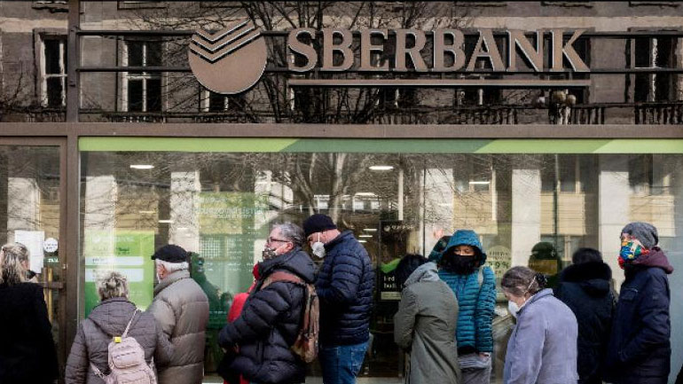 Sberbank: Η ρωσική οικονομία θέλει 10 χρόνια για να συνέλθει από τις κυρώσεις