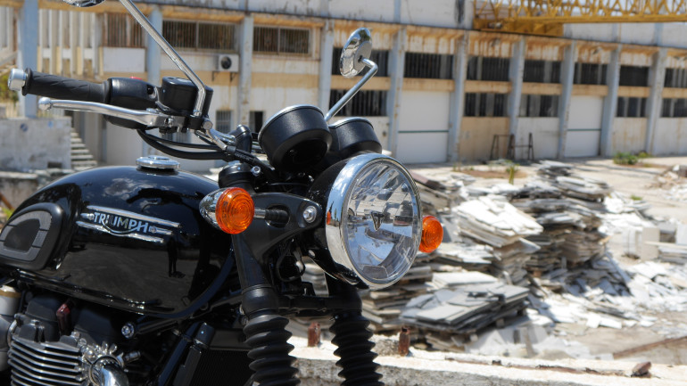 LED φωτιστικό σώμα με χαρακτηριστικό DRL φως ημέρας στο κάτω μισό του προβολέα.