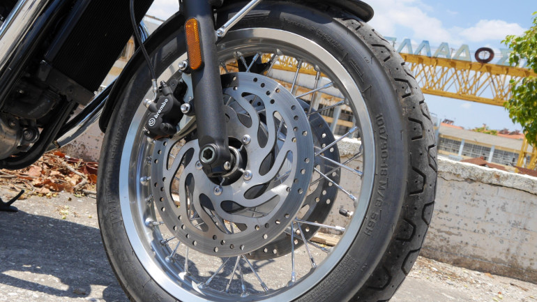 Δαγκάνες της Brembo και δύο δίσκοι 310mm εμπρός.