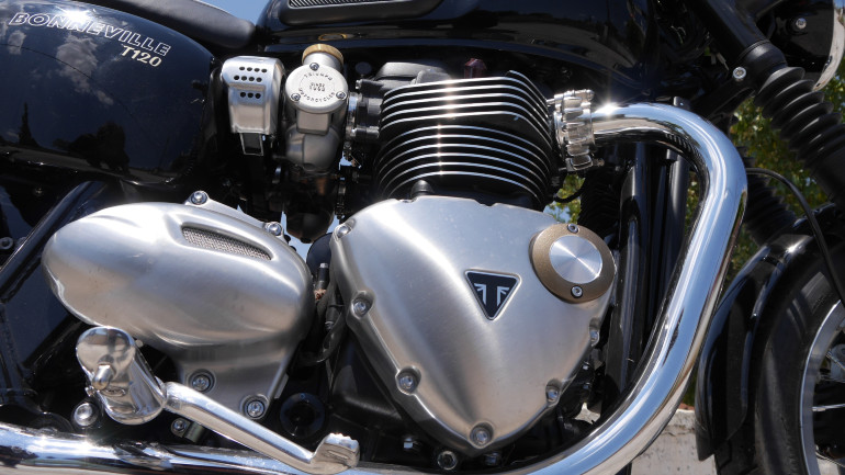 Απίστευτο φινίρισμα στον κινητήρα. Στην έκδοση Black ο κινητήρας είναι βαμμένος μαύρος ματ.