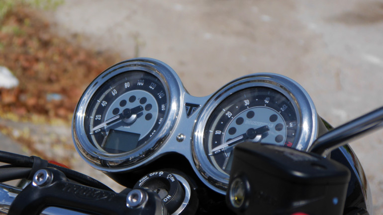 Τα κλασικά «ρολόγια» διαθέτουν ψηφιακές οθόνες για περισσότερες πληροφορίες.