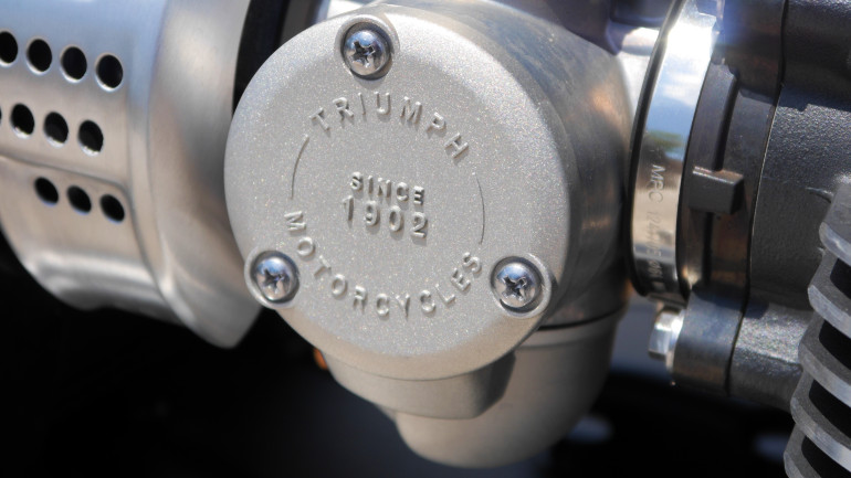 Η τροφοδοσία είναι σχεδιασμένη έτσι ώστε να θυμίζει καρμπιρατέρ.