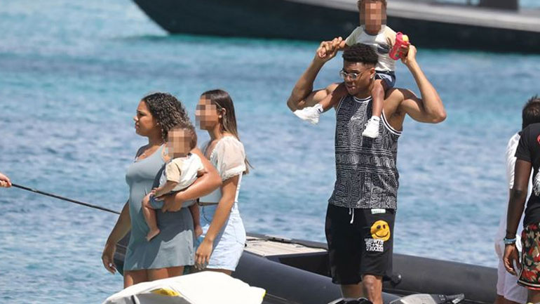 Γιάννης Αντετοκούνμπο: Στιγμές χαλάρωσης με την οικογένειά του στη Μύκονο