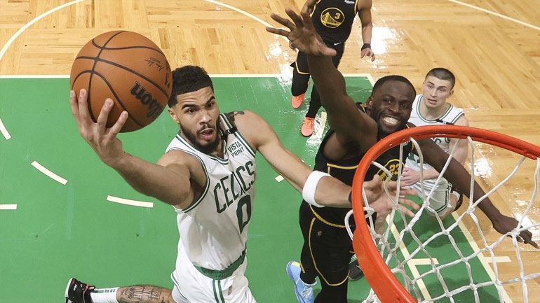 ΝΒΑ: Ο Τέιτουμ έγινε ο πρώτος παίκτης στην Ιστορία με 100 λάθη στην post season