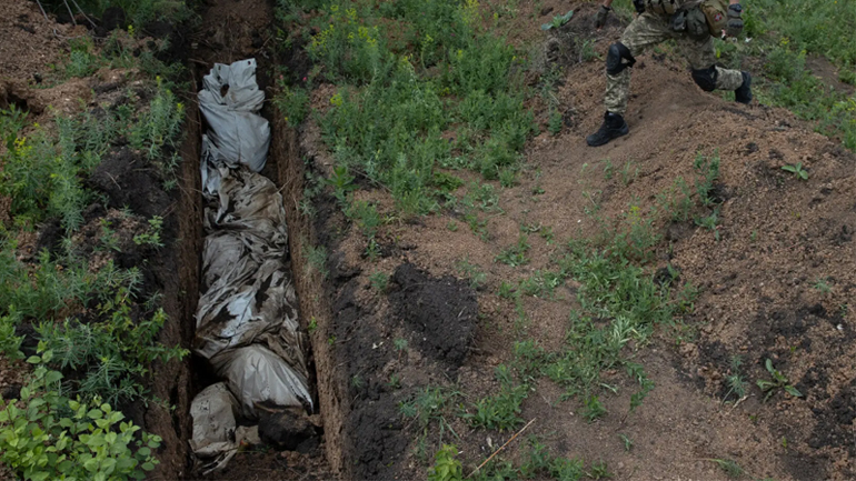 Φωτογραφία νέου ομαδικού τάφου στο Λισιτσάνσκ με 300 πτώματα αμάχων