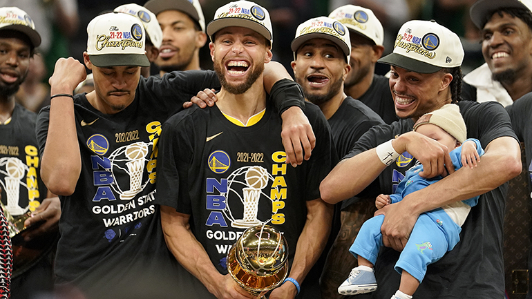NBA: Στέφθηκαν πρωταθλητές μέσα στη Βοστώνη οι Γκόλντεν Στέιτ Ουόριορς – MVP των τελικών ο Στεφ Κάρι