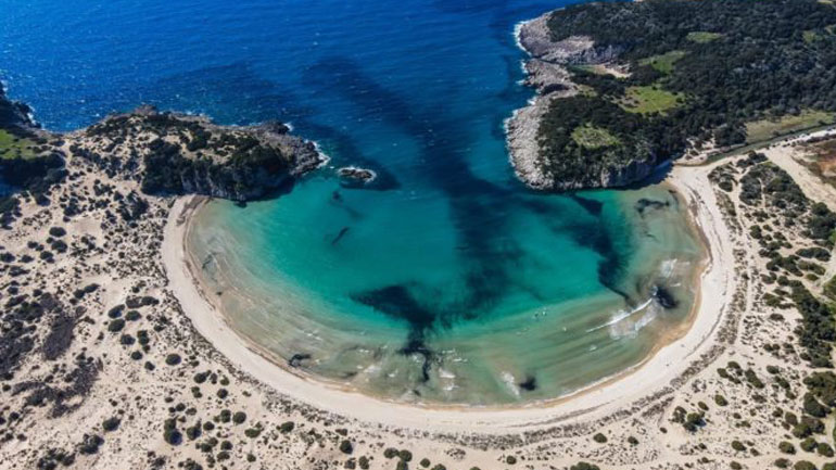 Θαυμάστε από ψηλά μια από τις ομορφότερες παραλίες της Μεσογείου και έχει σχήμα το γράμμα Ω!