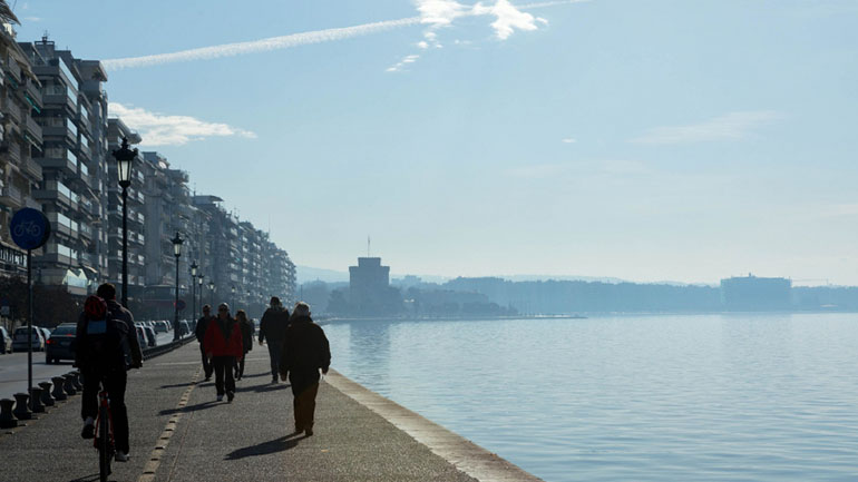 Θεσσαλονίκη: Τουρίστας κολυμπούσε στον Θερμαϊκό δίπλα σε νεκρά ποντίκια