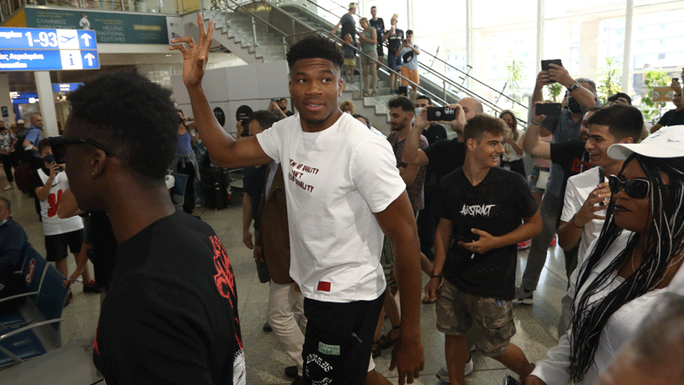 Λατρεία για τον Γιάννη Αντετοκούνμπο στο «Ελ. Βενιζέλος»