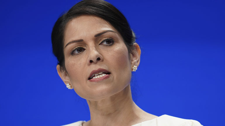 Βρετανία: «Σκανδαλώδης» η απόφαση του ΕΔΑΔ που εμπόδισε την απέλαση μεταναστών στη Ρουάντα