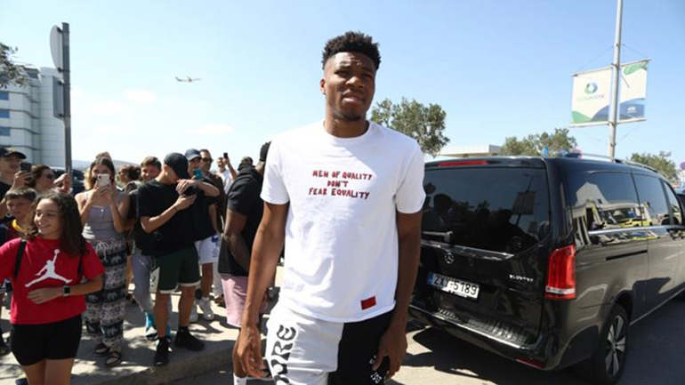 Γιάννης Αντετοκούνμπο: «Οι άνδρες με ποιότητα δεν φοβούνται την ισότητα» – Τι έγινε στα εγκαίνια του μαγαζιού του