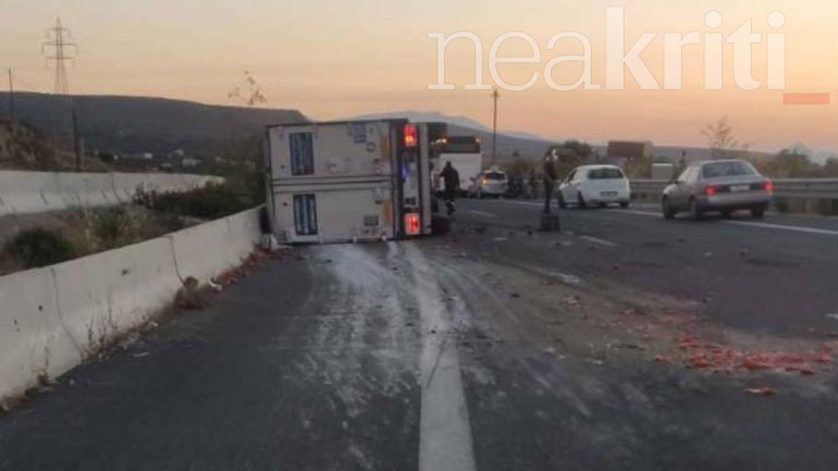 Κρήτη: Νεκρός οδηγός νταλίκας που ανατράπηκε στον ΒΟΑΚ