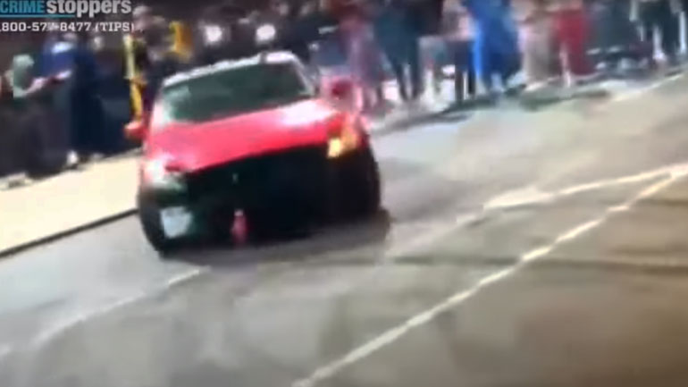 Σκόνταψε μπροστά σε αμάξι που έκανε donuts και του πάτησε το κεφάλι