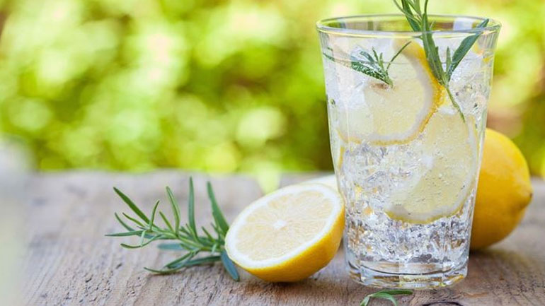 Προσφέρει το ανθρακούχο νερό ενυδάτωση στο σώμα;