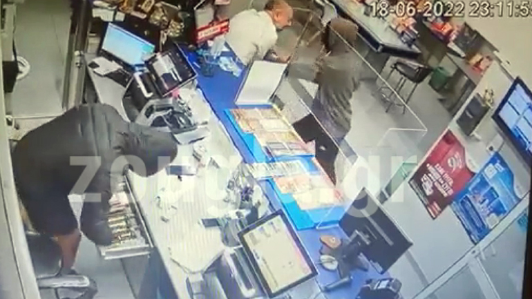 Βίντεο: Ληστεία με μαχαίρι σε πρακτορείο τυχερών παιχνιδιών στο Παγκράτι