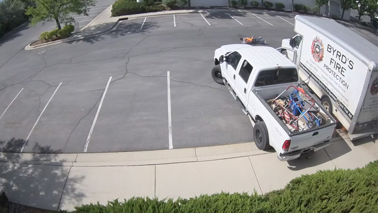 Άνδρας παίρνει φωτιά ενώ κλέβει βενζίνη 