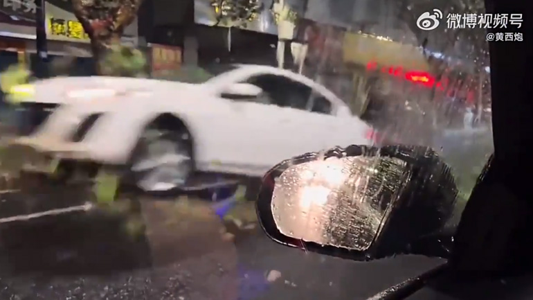 Τι να μην κάνετε αν βρείτε ένα δέντρο στη μέση του δρόμου 