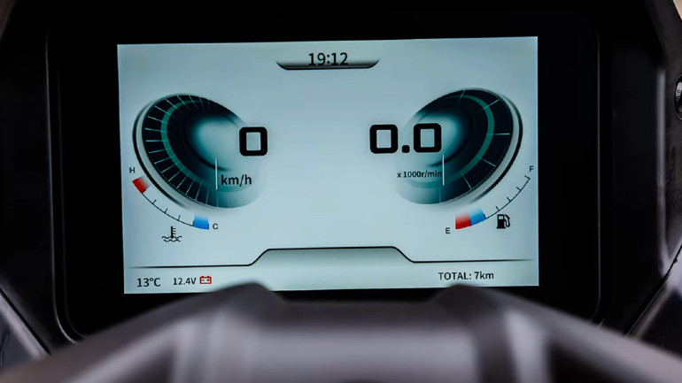 Ψηφιακή οθόνη TFT με φουτουριστικά γραφικά.