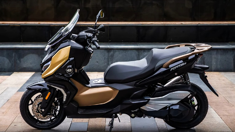 Αυτό είναι το πρώτο maxi scooter της QJMotor
