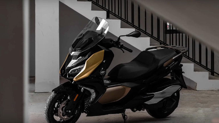 Σχεδιαστικά μοιάζει αρκετά στο BMW C400GT.