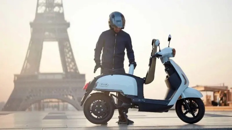 Στο Παρίσι ήδη κυκλοφορεί scooter με δοχεία υδρογόνου.