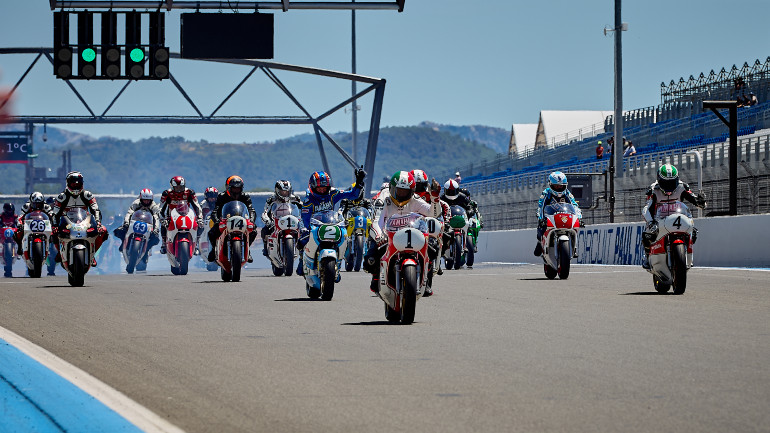 Πάνω από 30 ιστορικές μοτοσικλέτες πίσω από τον Agostini.