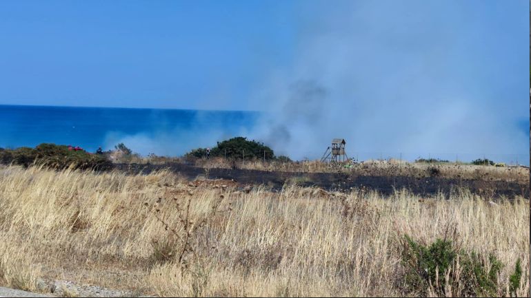 Πυρκαγιά σε ξερά χόρτα στο Γεννάδι Ρόδου