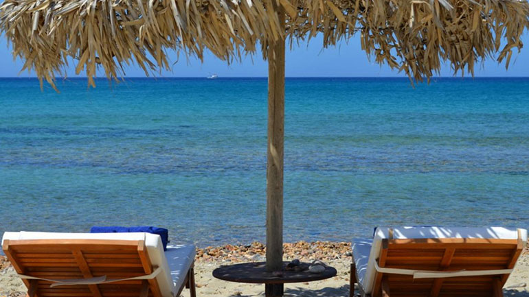 Κρήτη: Τους πήρε ο ύπνος στις ξαπλώστρες και από τα ξημερώματα η γυναίκα αγνοείται