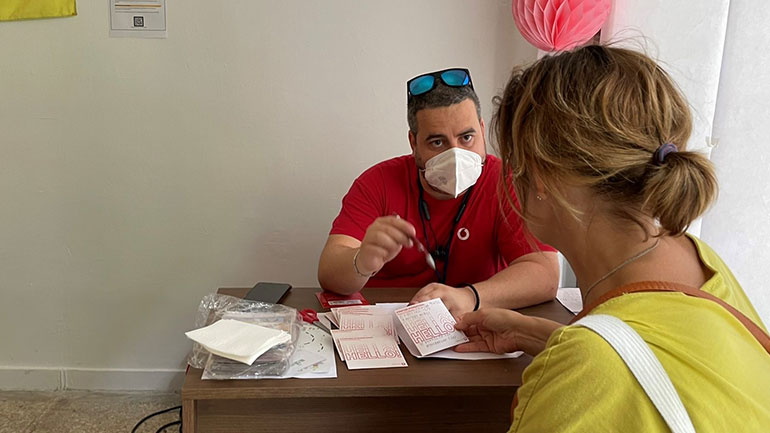 Ίδρυμα Vodafone: Διανομή δωρεάν καρτών SIM σε πρόσφυγες από την Ουκρανία