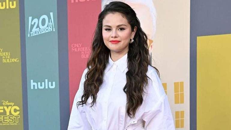Selena Gomez: Η εμφάνιση στο red carpet με το must have φόρεμα του καλοκαιριού