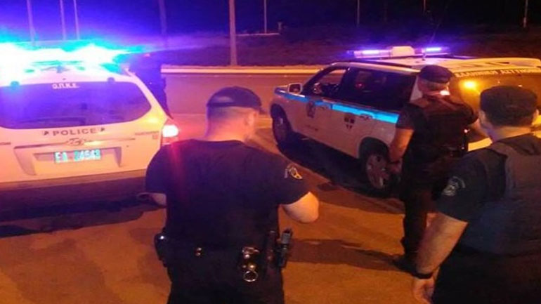 Επεισοδιακή καταδίωξη στη Δυτική Αχαΐα: Πετούσε κοκαΐνη από το παράθυρο – Συνελήφθη ο οδηγός στη θάλασσα