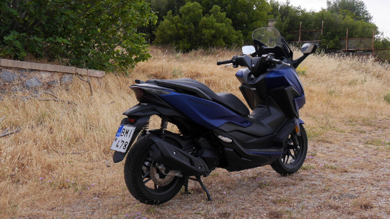 Καθρέπτες ενσωματωμένοι στη μάσκα οι οποίοι αναδιπλώνονται.