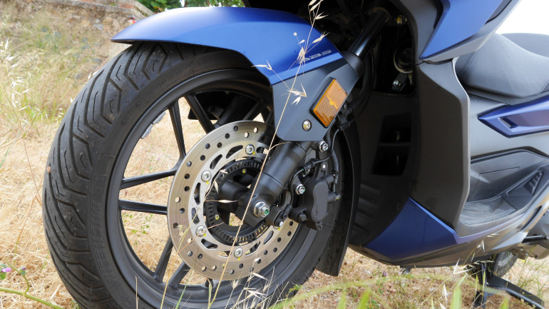 Δυνατά και με καλή αίσθηση φρένα συνοδεύονται από ABS.