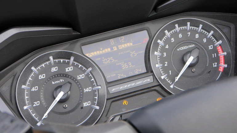 Αναλογικά και ψηφιακά όργανα με «αυτοκινητάδικη» διάταξη.