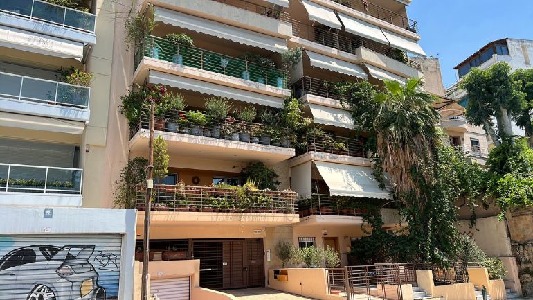 Τραγωδία στο Παγκράτι: 21 ετών κοπέλα βούτηξε στο κενό από το μπαλκόνι και σκοτώθηκε