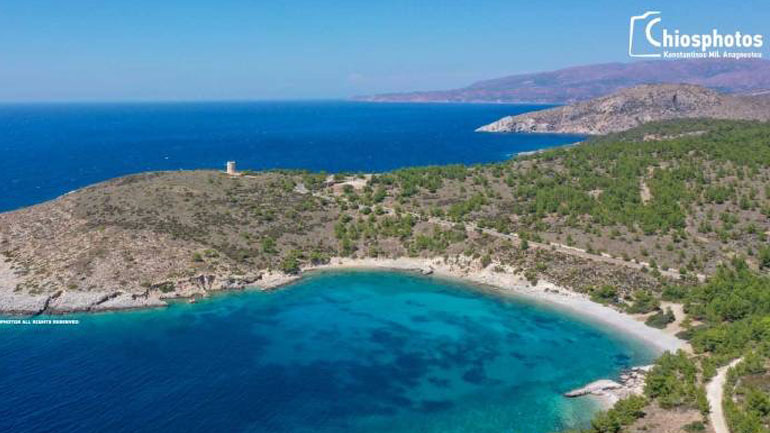 Τηγάνι: Μία από τις ομορφότερες παραλίες της δυτικής Χίου με γαλαζοπράσινα νερά