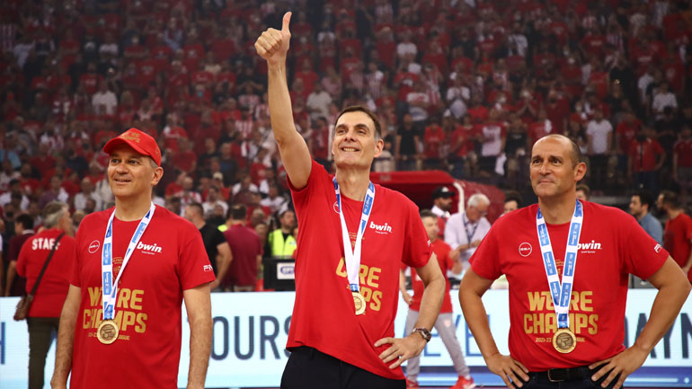 Μπάσκετ: Στον πάγκο του Ολυμπιακού μέχρι το 2025 ο Μπαρτζώκας!