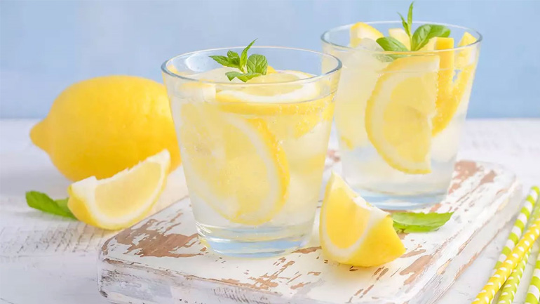 Νερό με Λεμόνι: Ο σύμμαχός μας για τέλεια γραμμή όλο το καλοκαίρι