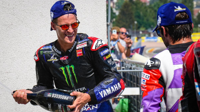 Αρχίζει και συνηθίζει τη γεύση της σαμπάνιας ο Quartararo.