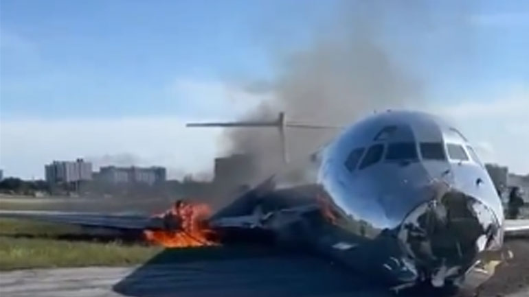 Αεροπλάνο τυλίχτηκε στις φλόγες μετά από ανώμαλη προσγείωση στο Μαϊάμι