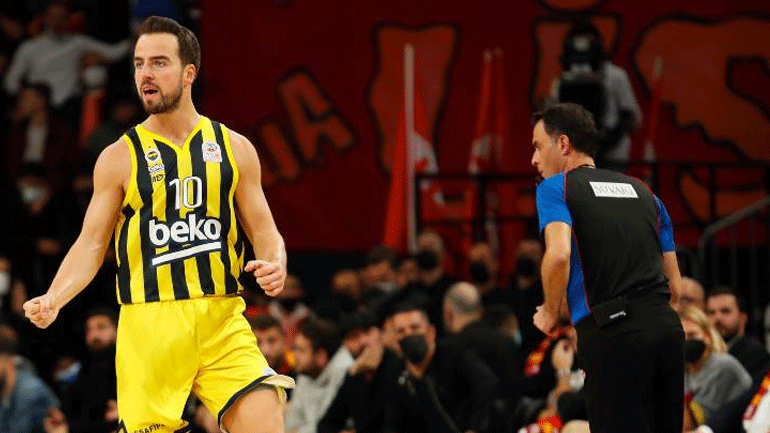 Φενερμπαχτσέ: Συνεχίζει για δύο χρόνια ο Μαχμούτογλου