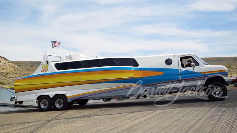 Σκάφος, αυτοκίνητο, χώρος για πάρτι. Όλα σε μία… αποσπώμενη λιμουζίνα