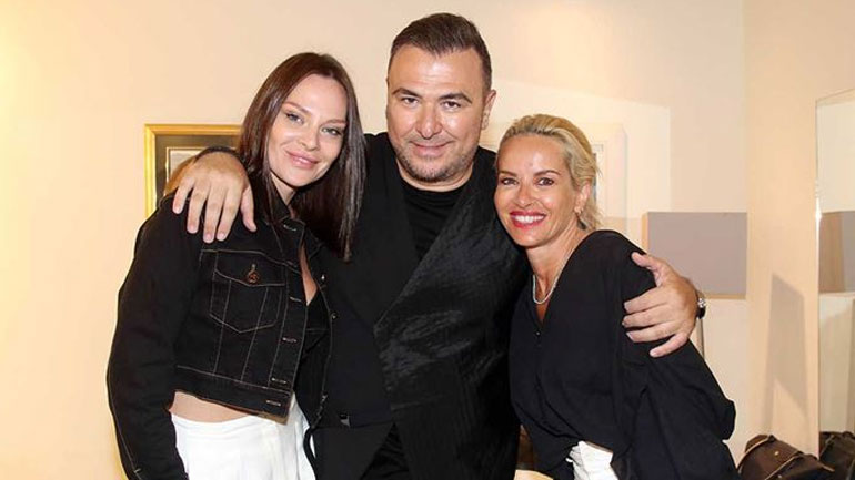 Η Υβόννη Μπόσνιακ στη συναυλία του Αντώνη Ρέμου μαζί με την κουμπάρα τους Μαρία Μπεκατώρου