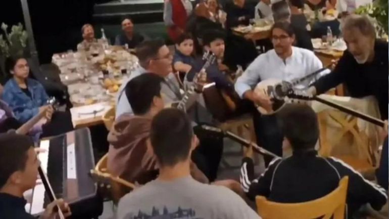 Ένας υπέροχος Σταύρος Ξαρχάκος διευθύνει ρεμπέτικη κομπανία παιδιών σε ταβέρνα της Σύρου Ένας υπέροχος Σταύρος Ξαρχάκος διευθύνει ρεμπέτικη κομπανία παιδιών σε ταβέρνα της Σύρου