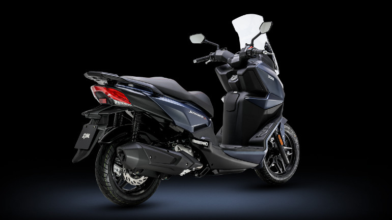 Η LED «υπογραφή» στο πίσω μέρος είναι πολύ χαρακτηριστική του Joyride.