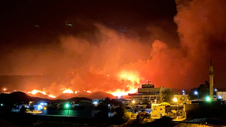 Κύπρος: Τεράστια πυρκαγιά στα Κατεχόμενα – Εκκενώθηκαν χωριά