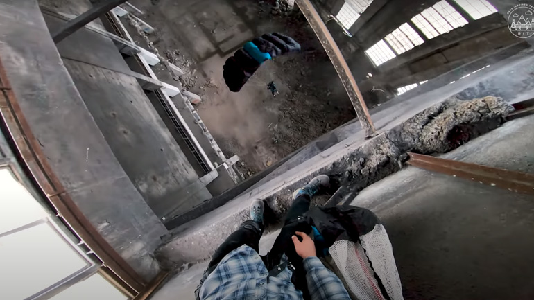 BASE jumper ολοκληρώνει το 1.000ό άλμα του σε ένα εγκαταλελειμμένο κτήριο