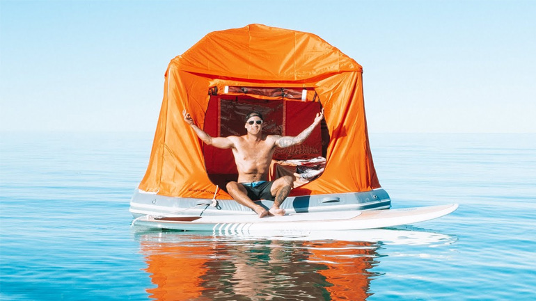 Επιβιώνοντας για μια ολόκληρη μέρα σε μια πλωτή σκηνή στη θάλασσα